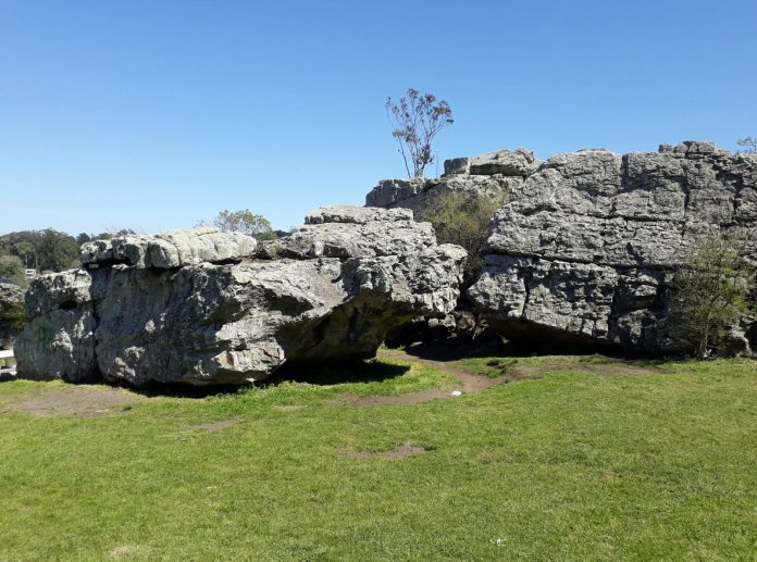 Grandes bloques de roca sobre el pasto en Sierra de los Padres